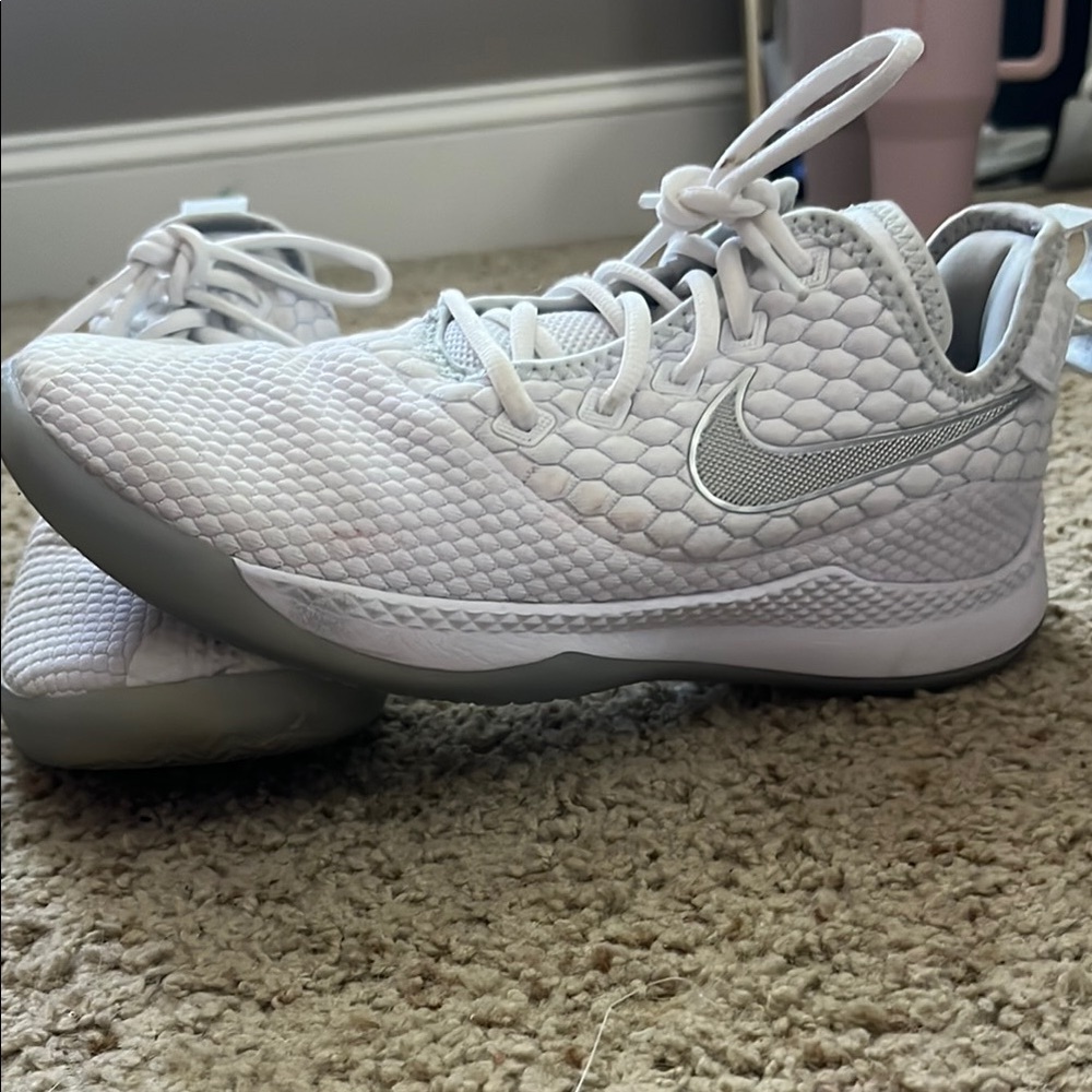 Nike Akron 330 Basketball shoes